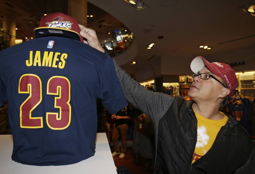 Un fan acquista la maglia con nome e numero di LeBron James. Ap